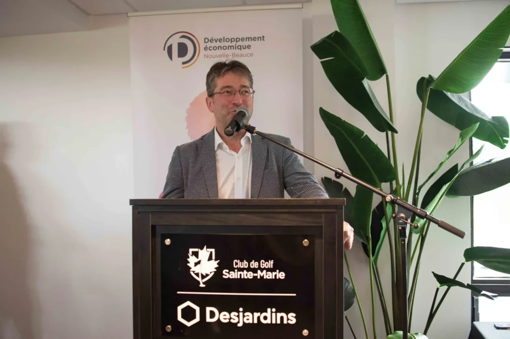 Homme au pupitre lors d’un discours officiel