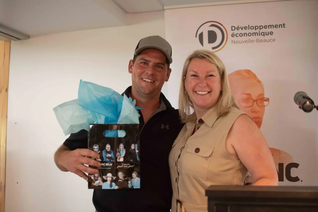 Deux personnes souriantes lors d’un événement économique