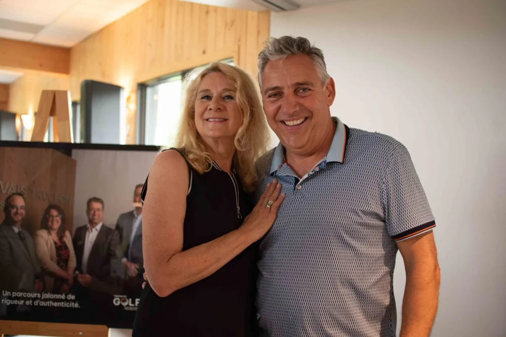 Couple souriant lors d’un événement en intérieur